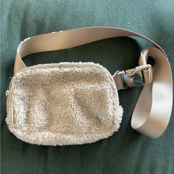Lululemon Everywhere Sherpa Belt Bag - Picture 1 of 7